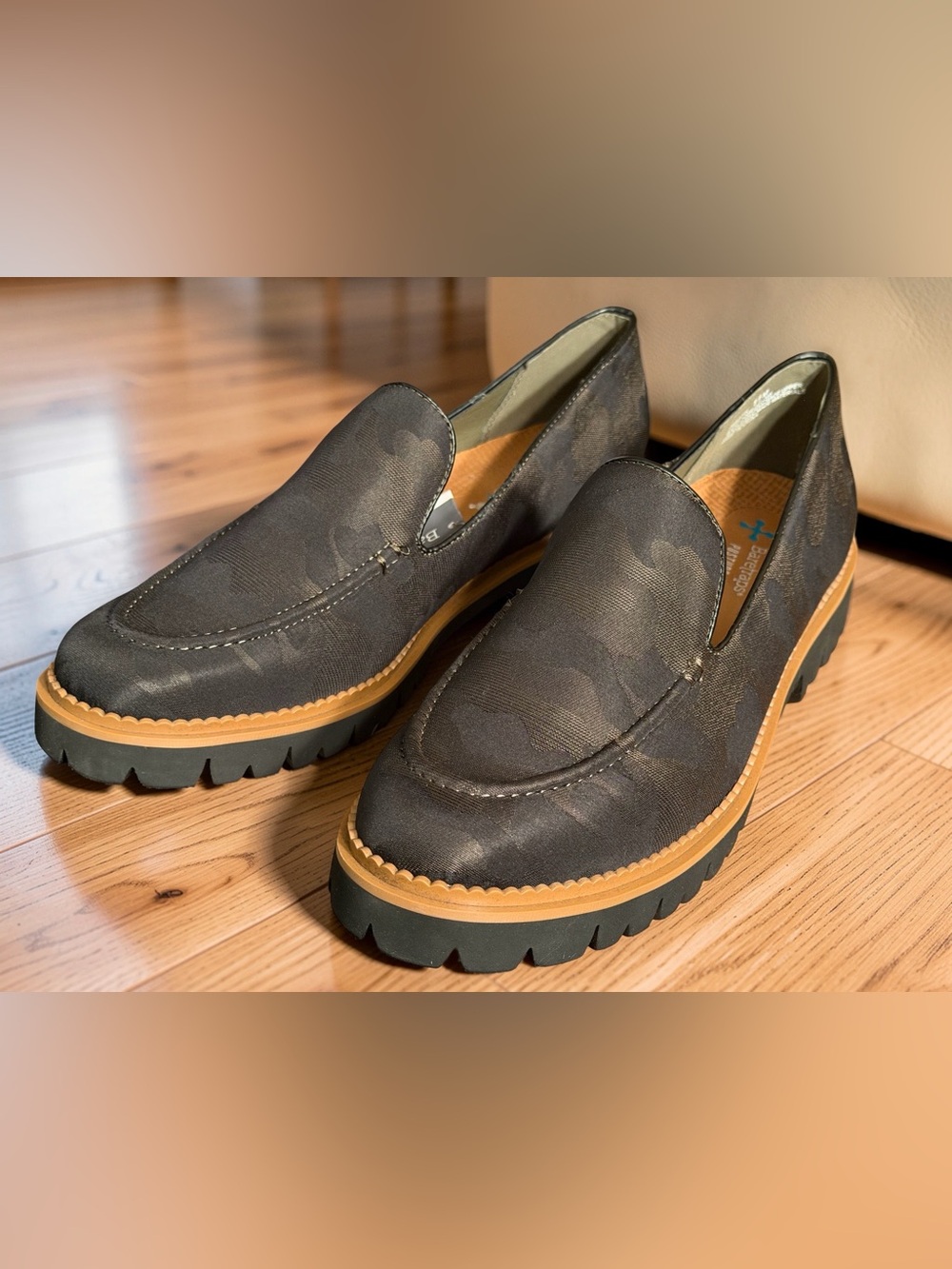 Baretraps NWT Sz 11 Women’s Dark Gray Camouflage Slip-On Loafers Tan Welt SH478